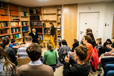 Studierende im Seminar im Studienzentrum (Foto: Benedict Dopplinger)