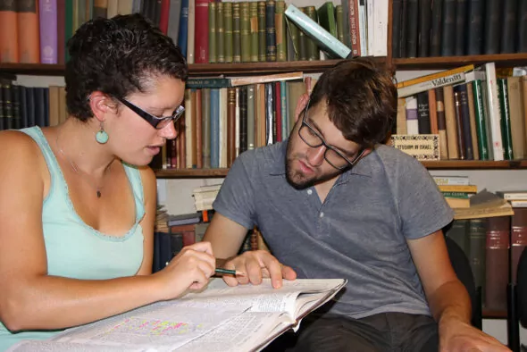 Teilnehmer:innen des Studienprogramms lernen Talmud